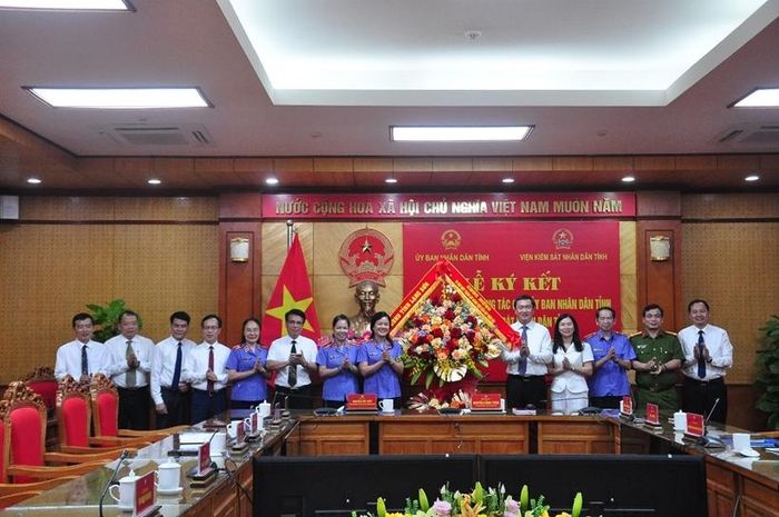  Các đồng chí lãnh đạo UBND tỉnh, lãnh đạo sở, ngành tặng hoa chúc mừng VKSND tỉnh.