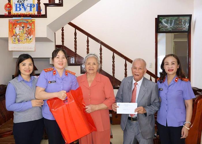 Hình ảnh thăm hỏi, tặng quà, tri ân một số gia đình chính sách, thân nhân liệt sĩ, thương binh.