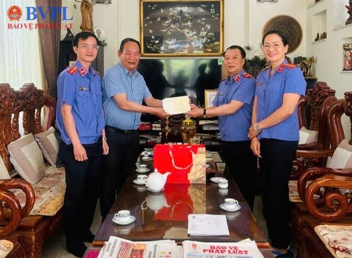 Đồng chí Nguyễn Thành Minh - Viện trưởng VKSND tỉnh thăm hỏi, tặng quà, tri ân đồng chí Phạm Văn Bổn là thương binh, nguyên Viện trưởng VKSND tỉnh Lâm Đồng thời kỳ 1985 - 2002.