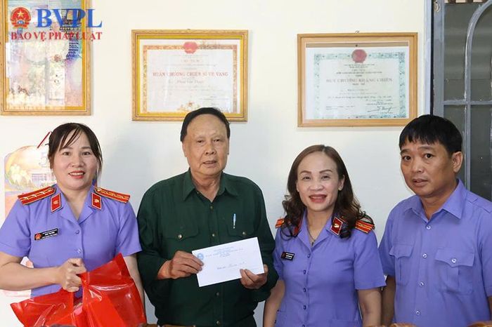 Hình ảnh thăm hỏi, tặng quà, tri ân một số gia đình chính sách, thân nhân liệt sĩ, thương binh.