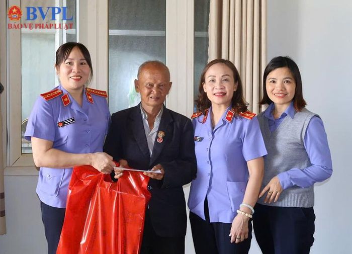 Hình ảnh thăm hỏi, tặng quà, tri ân một số gia đình chính sách, thân nhân liệt sĩ, thương binh.