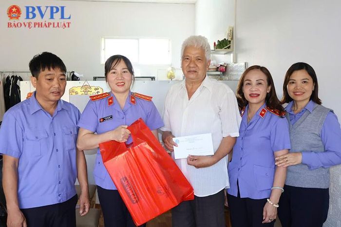 Đại diện Lãnh đạo Văn phòng VKSND tỉnh Lâm Đồng đến thăm hỏi, tặng quà, tri ân đồng chí Phan Văn Dỹ - Cán bộ hưu trí VKSND tỉnh Lâm Đồng là thương binh.