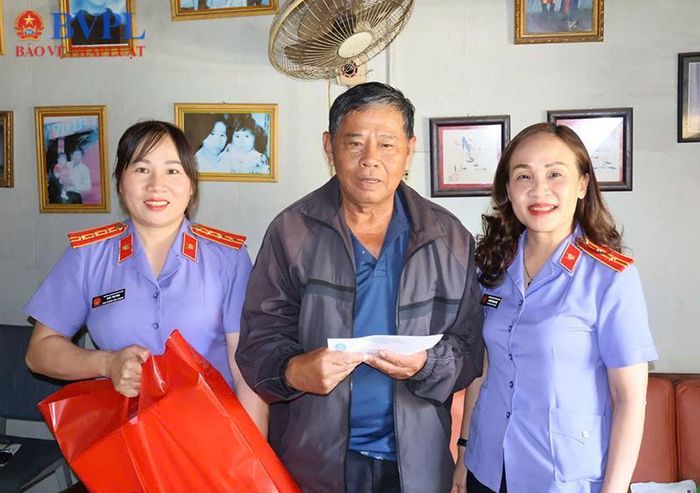 Hình ảnh thăm hỏi, tặng quà, tri ân một số gia đình chính sách, thân nhân liệt sĩ, thương binh.