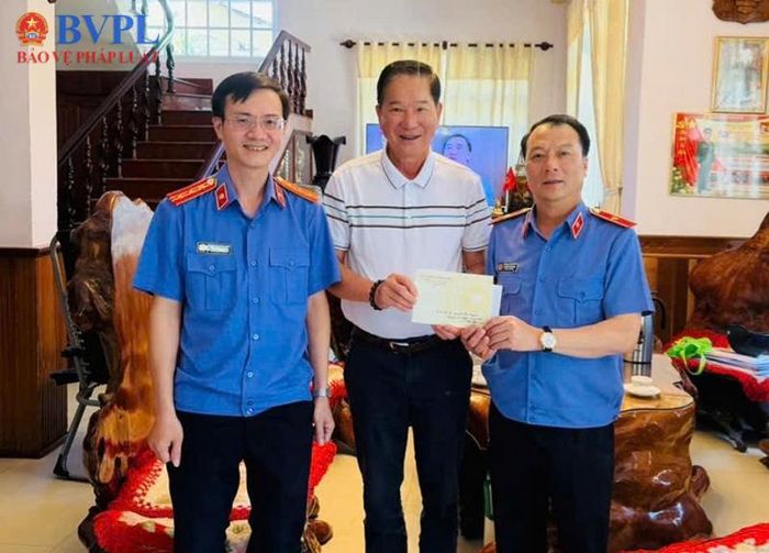Đồng chí Nguyễn Thành Minh - Viện trưởng VKSND tỉnh đến thăm hỏi, tặng quà, tri ân đồng chí Nguyễn Bá Thuyền là thương binh, nguyên Viện trưởng VKSND tỉnh Lâm Đồng thời kỳ 2004 - 2011.