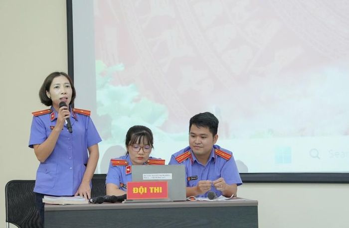 Kiểm sát viên thuyết trình bài viết Prompt ứng dụng trí tuệ nhân tạo. ( Ảnh CTV: Văn Quang)