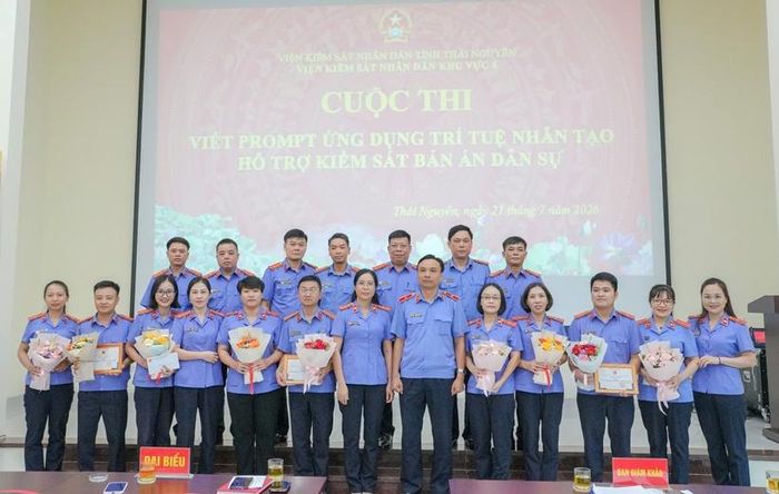 Đồng chí Nguyễn Thái Bình, Phó Viện trưởng VKSND tỉnh tặng hoa chúc mừng Lãnh đạo VKSND khu vực 6 và tặng Giấy chứng nhận cho Kiểm sát viên đã có bài thuyết trình xuất sắc. (Ảnh CTV: Văn Quang)
