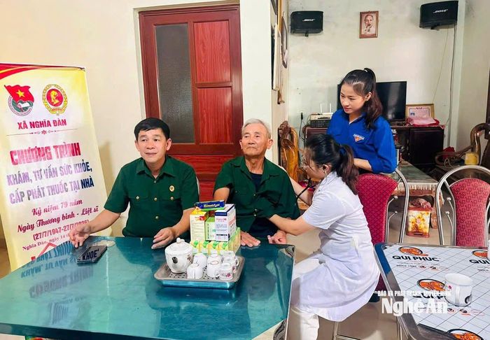 Hội Cựu chiến binh xã Nghĩa Đàn phối hợp cơ sở y tế khám, cấp thuốc miễn phí tại nhà cho thương binh. Ảnh: Mai Hoa