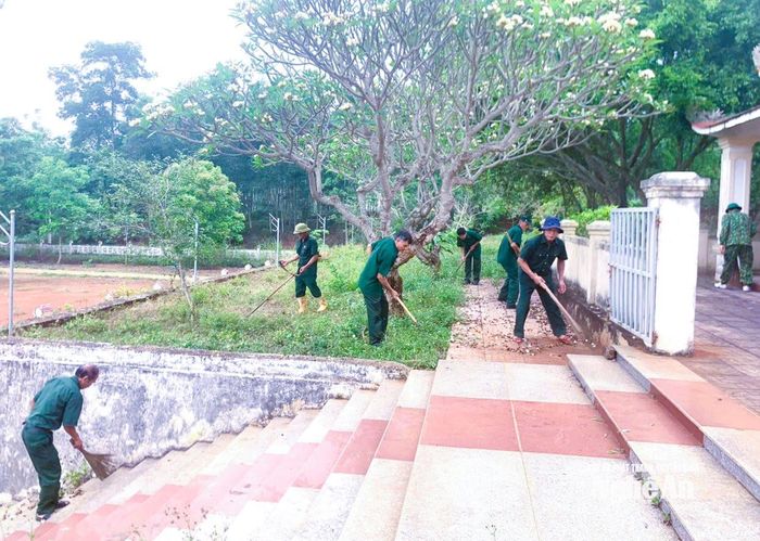 Cán bộ, hội viên Hội Cựu chiến binh xã Nghĩa Đàn chăm sóc, chỉnh trang khuôn viên Đài tưởng niệm liệt sĩ trên địa bàn. Ảnh: Mai Hoa
