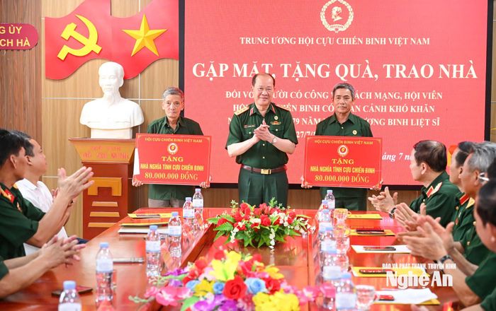 Trung ương Hội Cựu chiến binh Việt Nam trao hỗ trợ làm 2 căn nhà nghĩa tình cho hội viên tại xã Bạch Hà. Ảnh: Thành Cường