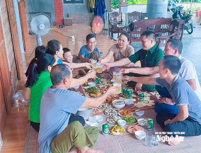 Cán bộ, hội viên Hội Cựu chiến binh xã Anh Sơn tổ chức "Bữa cơm tri ân" tại gia đình chính sách neo đơn. Ảnh Mai Hoa