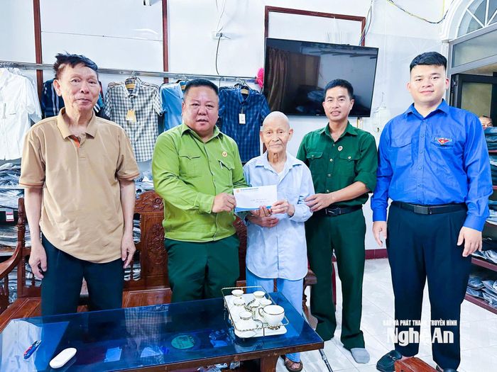Hội Cựu chiến binh và Đoàn Thanh niên xã Anh Sơn thăm, tặng quà hội viên. Ảnh: Mai Hoa