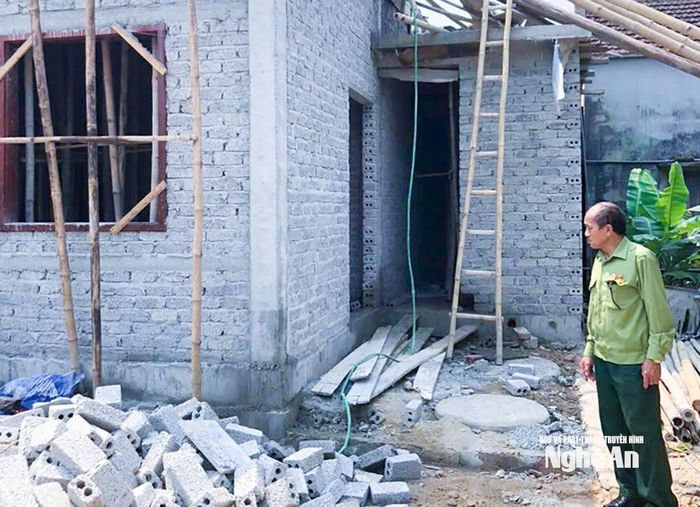 Cán bộ Hội Cựu chiến binh xã Diễn Châu kiểm tra tiến độ xây dựng nhà ở "Nghĩa tình đồng đội" cho hội viên. Ảnh: Mai Hoa