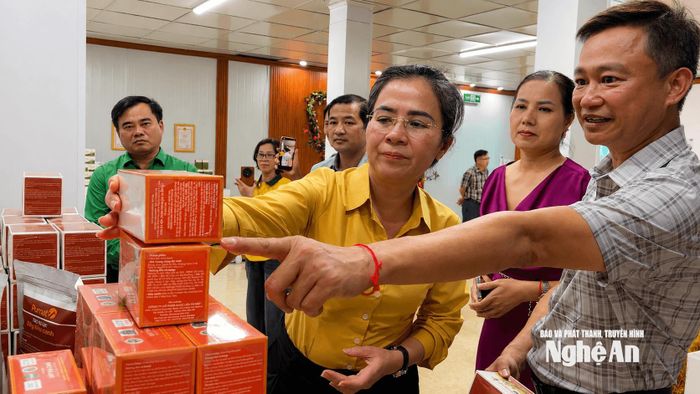 Đồng chí Võ Thị Minh Sinh kiểm tra các sản phẩm của công ty.