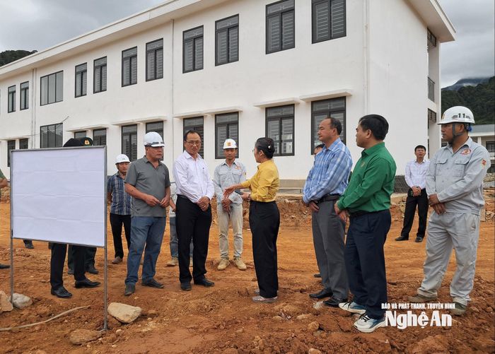 Đồng chí Võ Thị Minh Sinh kiểm tra tiến độ thi công công trình Trường Phổ thông dân tộc nội trú liên cấp Tiểu học và THCS xã Na Ngoi.