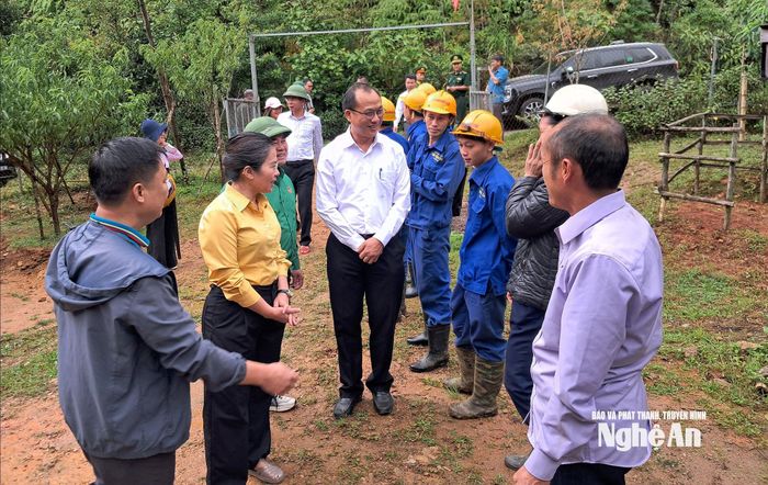 Đồng chí Võ Thị Minh Sinh thăm công nhân tại các khu trồng sâm.