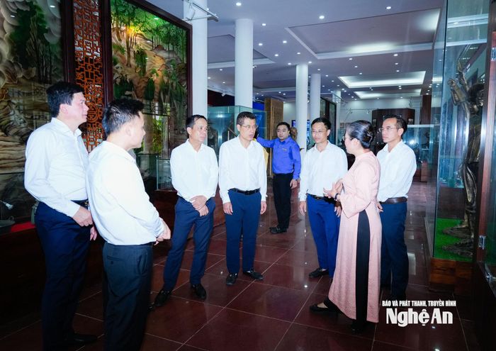 Đoàn công tác của tỉnh kiểm tra Chương trình thực cảnh tại Nhà truyền thống Khu Di tích lịch sử Quốc gia Truông Bồn. Ảnh: T.L