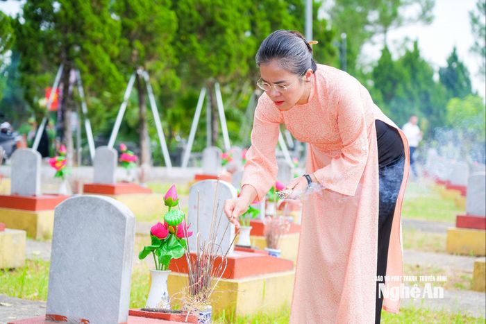 Đồng chí Võ Thị Minh Sinh - Phó Bí thư Tỉnh ủy, Chủ tịch Ủy ban MTTQ tỉnh dâng hương trước phần mộ các Anh hùng liệt sĩ tại Nghĩa trang Liệt sĩ Đô Lương. Ảnh: T.L