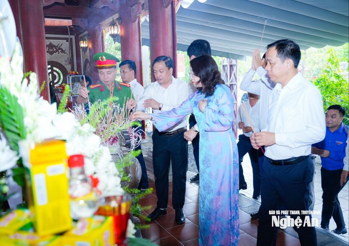 Các đại biểu dâng hương tại phần mộ tập thể của 13 Anh hùng liệt sĩ TNXP Đại đội 317 hy sinh ngày 31/10/1968 tại Truông Bồn. Ảnh: T.L