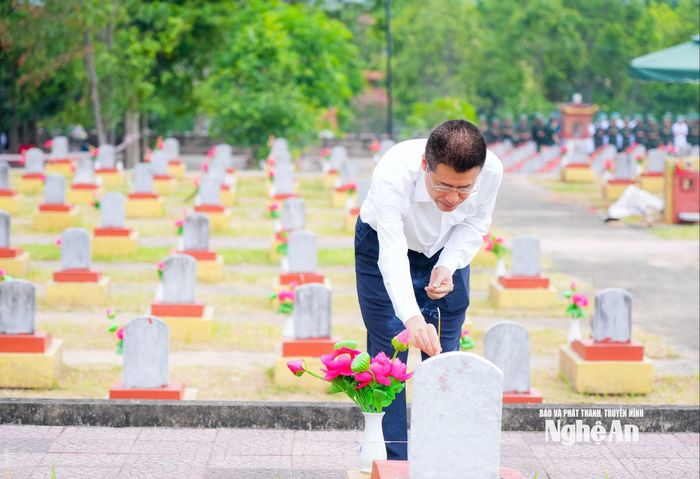 Các đại biểu dâng hương trước phần mộ các Anh hùng liệt sĩ tại Nghĩa trang Liệt sĩ Đô Lương. Ảnh: T.L