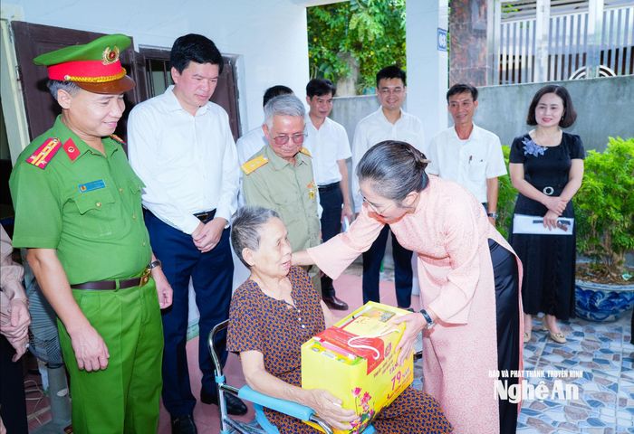 Lãnh đạo tỉnh thăm, tặng quà bà Nguyễn Thị Bơ (thương binh hạng 4/4), tại xóm 5 thị trấn, xã Đô Lương. Ảnh: T.L
