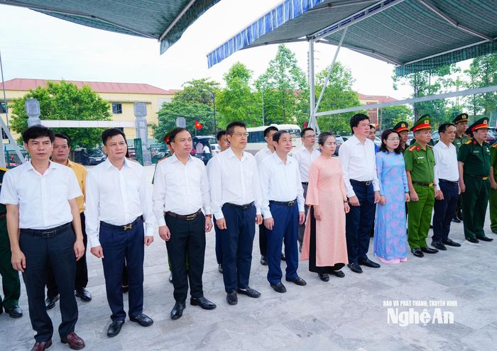 Đoàn công tác của tỉnh và xã Đô Lương làm lễ tri ân các Anh hùng liệt sĩ tại Nghĩa trang Liệt sĩ Đô Lương. Ảnh: T.L