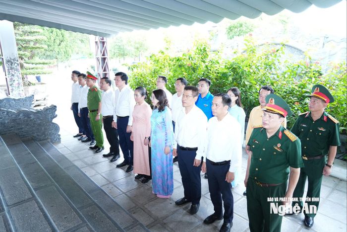 Các đại biểu tưởng niệm trước phần mộ tập thể của 13 Anh hùng liệt sĩ TNXP Đại đội 317 hy sinh ngày 31/10/1968 tại Truông Bồn. Ảnh: T.L