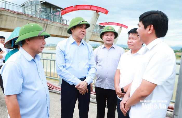 Chủ tịch UBND tỉnh Võ Trọng Hải trao đổi với lãnh đạo xã Lương Sơn. Ảnh: Thành Duy