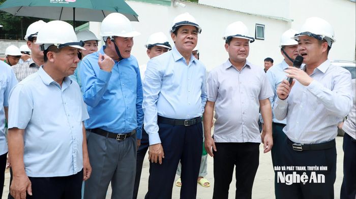 Lãnh đạo Công ty Cổ phần Nông nghiệp BAF Việt Nam báo cáo với Chủ tịch UBND tỉnh và đoàn công tác về dự án. Ảnh: Thành Duy