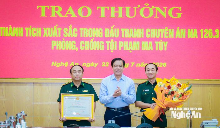 Chủ tịch UBND tỉnh Võ Trọng Hải trao tặng Bằng khen cho tập thể cán bộ, chiến sĩ Ban Chỉ huy Bộ đội Biên phòng tỉnh Nghệ An. Ảnh: Thành Duy