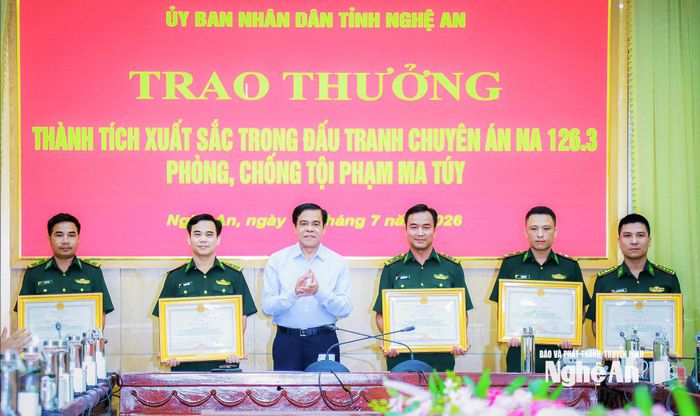 Chủ tịch UBND tỉnh Võ Trọng Hải trao tặng Bằng khen cho 5 cá nhân. Ảnh: Thành Duy