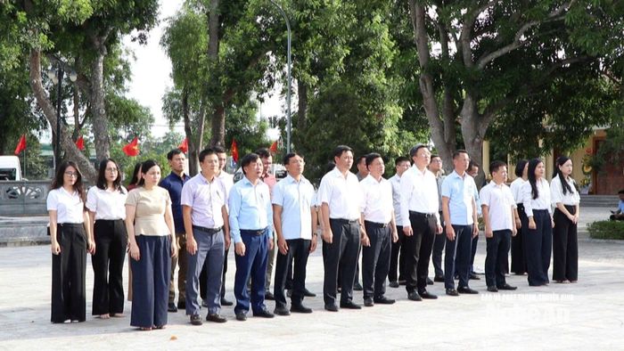 Đoàn công tác làm lễ tưởng niệm các Anh hùng liệt sĩ tại Nghĩa trang Liệt sĩ Nghi Lộc.
