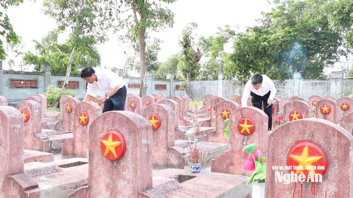 Đoàn công tác dâng hương trước phần mộ các Anh hùng liệt sĩ tại Nghĩa trang Liệt sĩ Nghi Lộc.