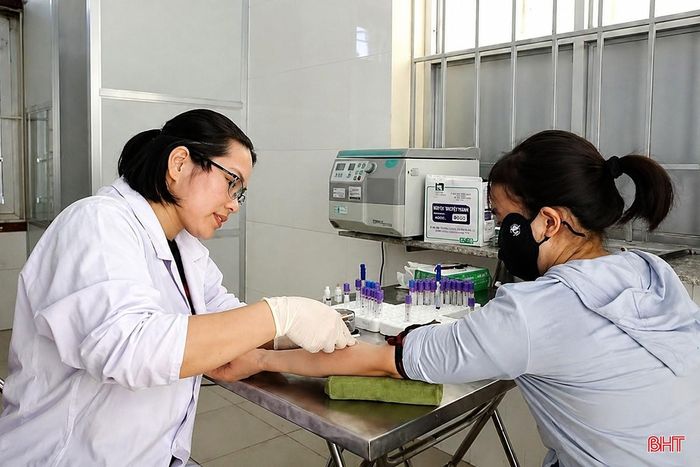 Cán bộ CDC Hà Tĩnh lấy máu xét nghiệm sàng lọc HIV cho người dân.