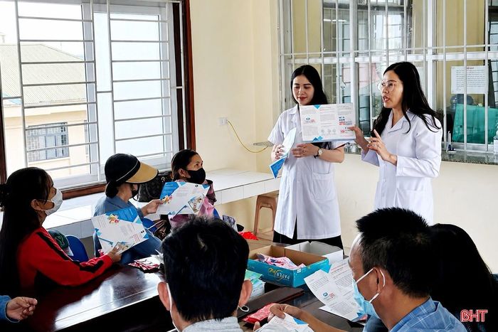 CDC Hà Tĩnh tổ chức buổi truyền thông trực tiếp về phòng tránh lây nhiễm HIV.