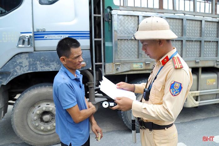 Cán bộ Phòng CSGT Công an tỉnh Hà Tĩnh kiểm tra tài xế, phương tiện tham gia giao thông. Ảnh minh họa.