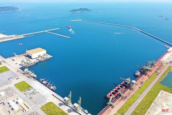 Cảng nước sâu Sơn Dương tiếp tục phát huy hiệu quả khai thác với công suất thiết kế 30 triệu tấn hàng hóa mỗi năm. Hệ thống cảng gồm 14 cầu cảng, 22 thiết bị bốc dỡ cùng tuyến đê chắn sóng dài 5,2 km.