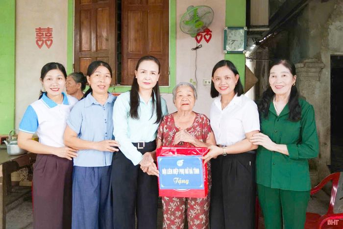  Cùng với trao số quà tại nhà văn hóa xã, đoàn đến tận nhà thăm hỏi, động viên tặng quà các gia đình người có công tại địa phương. 