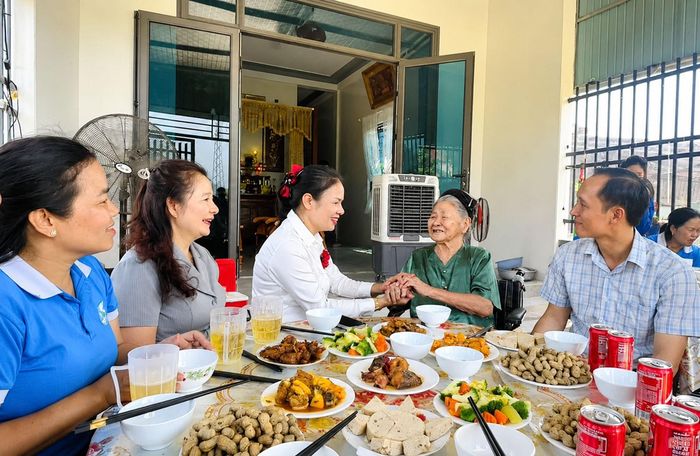 Mẹ Việt Nam Anh hùng Đào Thị Chìu (thôn Hoa Tân) bày tỏ niềm xúc động và vui mừng khi được Hội LHPN xã Kỳ Hoa cùng đoàn viên, thanh niên đến thăm hỏi, tổ chức bữa cơm thân mật tại gia đình. Sự quan tâm, sẻ chia của các cấp hội và thế hệ trẻ là nguồn động viên lớn, giúp những người có công cảm nhận sâu sắc tình cảm, sự tri ân của cộng đồng.