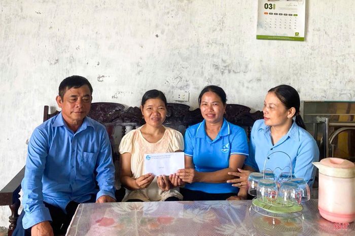  Hội LHPN các xã, phường trên toàn tỉnh cũng đã vận động hàng trăm suất quà trao tặng cho người có công trên địa bàn. Trong đó, nhiều đơn vị vận động được số quà khá lớn như xã Tiên Điền, Mai Phụ, Toàn Lưu, phường Sông Trí... Ảnh: Hội LHPN xã Tiên Điền tặng quà cho gia đình người có công. 