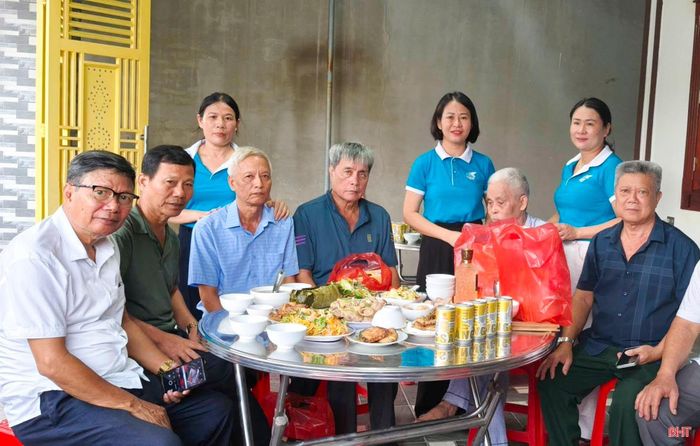Hội LHPN phường Nam Hồng Lĩnh tặng quà và tổ chức bữa cơm thân mật cho các thương binh hạng 1/4 tại tổ dân phố 4 Nam Hồng.
