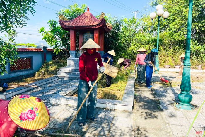 Hội LHPN các xã, phường trên toàn tỉnh cũng đồng loạt ra quân vệ sinh môi trường, cảnh quan các đài tưởng niệm, nhà bia liệt sĩ trên địa bàn.