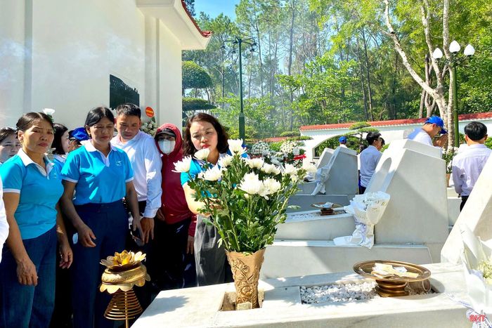Bên cạnh đó, nhiều đơn vị xã, phường cũng đã tổ chức các chuyến hành hương về địa chỉ đỏ cho cán bộ, hội viên, dâng hương, dâng hoa tri ân các anh hùng liệt sĩ.