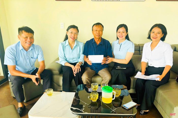 Hội LHPN phường Sông Trí trao quà tri ân người có công nhân dịp kỷ niệm 79 năm Ngày Thương binh - Liệt sĩ.