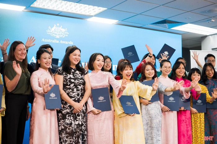 Bà Estrellita Boskovic (Bí thư thứ nhất, Đại sứ quán Australia tại Việt Nam) chúc mừng Lê Thị Thủy Tiên và các sinh viên nhận học bổng Chính phủ Australia trước ngày lên đường nhập học.