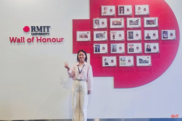 Sau gần nửa năm tham gia chương trình đào tạo tiếng Anh nâng cao, tháng 1/2026 cô hoàn thành khóa học với chứng nhận thành tích xuất sắc của Đại học RMIT Australia.