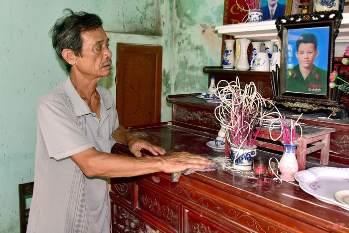 Ông Trần Đình Thường (thôn Quang Sơn, xã Cẩm Xuyên) xúc động khi kể về quá trình gần nửa thế kỷ tìm hài cốt liệt sĩ Trần Đình Cửu.