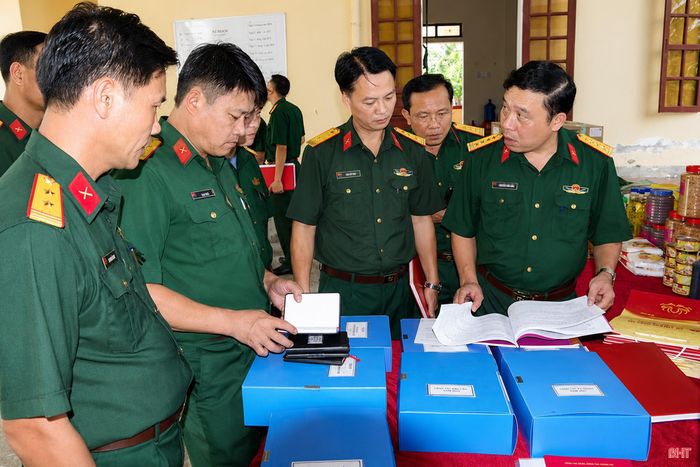  Ban Chỉ đạo 515 Quân khu 4 và Bộ CHQS tỉnh kiểm tra hệ thống sổ sách công tác Đảng, công tác chính trị của Đội Quy tập trước khi lên đường thực hiện nhiệm vụ trong mùa khô 2025 - 2026. Ảnh tư liệu 