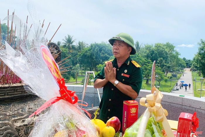  Cựu chiến binh Nguyễn Lương Hà (thôn Thanh Tân, xã Cẩm Xuyên) trong chuyến tìm và đưa hài cốt của đồng đội từ tỉnh Quảng Trị trở về quê mẹ an táng. 
