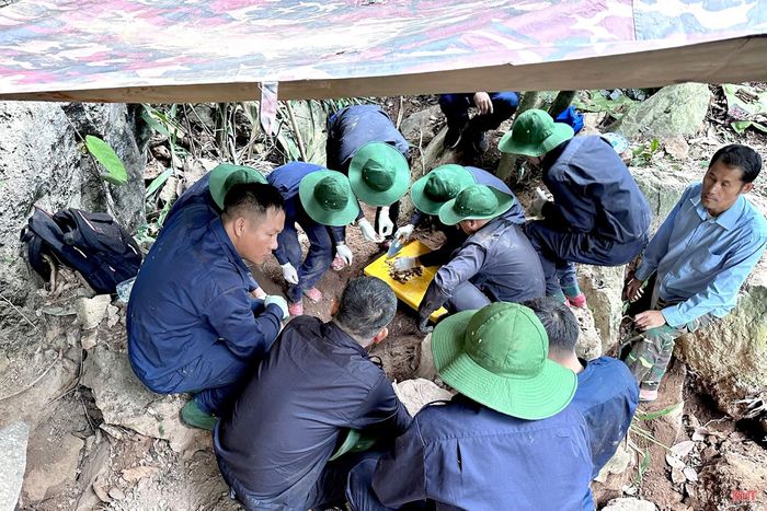 Đội Quy tập tìm kiếm hài cốt và di vật của liệt sĩ trên sườn núi Pha Khén, bản Nậm Khén, huyện Viêng Thong, tỉnh Bolikhămxay, Lào.