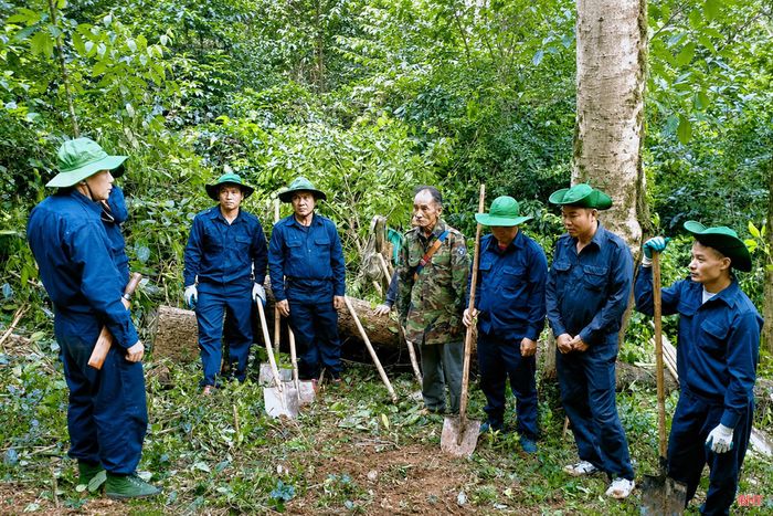 Thượng tá Trần Văn Sơn - Đội trưởng Đội Quy tập hài cốt liệt sĩ triển khai nhiệm vụ cho các thành viên. 